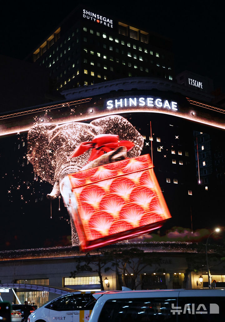 [서울=뉴시스] 최진석 기자 = 7일 서울 중구 신세계백화점 본점 신세계 스퀘어에 '시간을 잇는 마법의 세계'라는 주제의 3분 분량의 크리스마스 영상이 나오고 있다. 2025.11.07. myjs@newsis.com