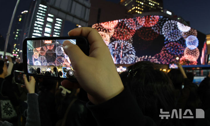 [서울=뉴시스] 최진석 기자 = 7일 서울 중구 신세계백화점 본점 신세계 스퀘어에 '시간을 잇는 마법의 세계'라는 주제의 3분 분량의 크리스마스 영상이 나오고 있다. 2025.11.07. myjs@newsis.com