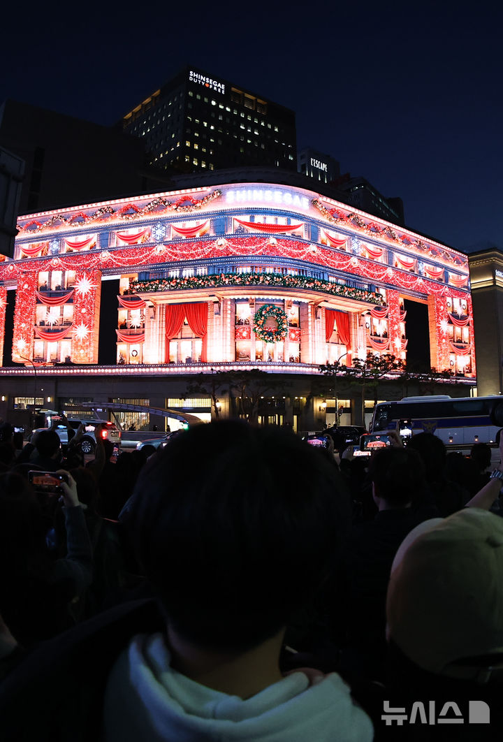 [서울=뉴시스] 최진석 기자 = 7일 서울 중구 신세계백화점 본점 신세계 스퀘어에 '시간을 잇는 마법의 세계'라는 주제의 3분 분량의 크리스마스 영상이 나오고 있다. 2025.11.07. myjs@newsis.com