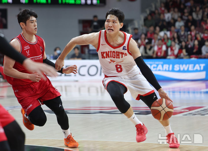 [안양=뉴시스] 김선웅 기자 = 7일 경기 안양시 정관장 아레나에서 열린 2025-2026 프로농구 안양 정관장 vs 서울 SK의 경기, SK 안영준이 드리블하고 있다. 2025.11.07. mangusta@newsis.com