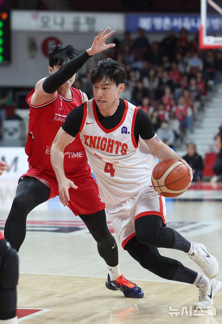 [안양=뉴시스] 김선웅 기자 = 7일 경기 안양시 정관장 아레나에서 열린 2025-2026 프로농구 안양 정관장 vs 서울 SK의 경기, SK 김낙현이 수비를 피해 드리블하고 있다. 2025.11.07. mangusta@newsis.com