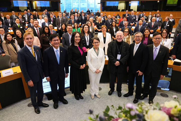 [브뤼셀=AP/뉴시스] 샤오메이친 대만 부총통이 7일(현지시간) 벨기에 브뤼셀 유럽의회에서 열린 비공식 회의에서 연설하고 단체사진을 찍고 있다. 대만 고위 인사가 외교관계가 없는 국가의 입법기관에서 공식 발언에 나선 것은 극히 이례적으로, 중국의 강한 반발이 예상된다. 2025.11.08