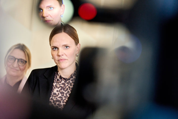 [코펜하겐=AP/뉴시스] 지난 7일 코펜하겐에서 덴마크 디지털부 장관 카롤리네 스테이예가 온라인 상에서 아동·청소년을 보호하기 위한 방안 관련 기자 회견을 진행 중인 모습. 2025.11.9