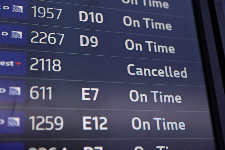 [워싱턴=AP/뉴시스]미국 연방항공청(FAA)이 40개 공항의 항공편 운항을 단계적으로 10%까지 줄이는 조치를 시작한 7일(현지 시간) 샌프란시스코국제공항 안내 전광판에 취소된 항공기 정보가 나타나 있다. 2025.11.08.