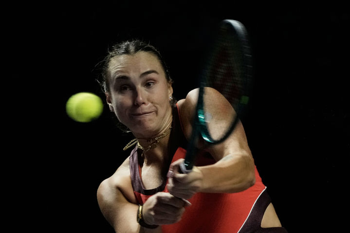 [리야드=AP/뉴시스] 아리나 사발렌카(1위·벨라루스)가 7일(현지 시간) 사우디아라비아 리야드에서 열린 2025 여자프로테니스(WTA) 파이널스 단식 준결승에서 미국의 어맨다 아니시모바를 상대하고 있다. 2025.11.08.