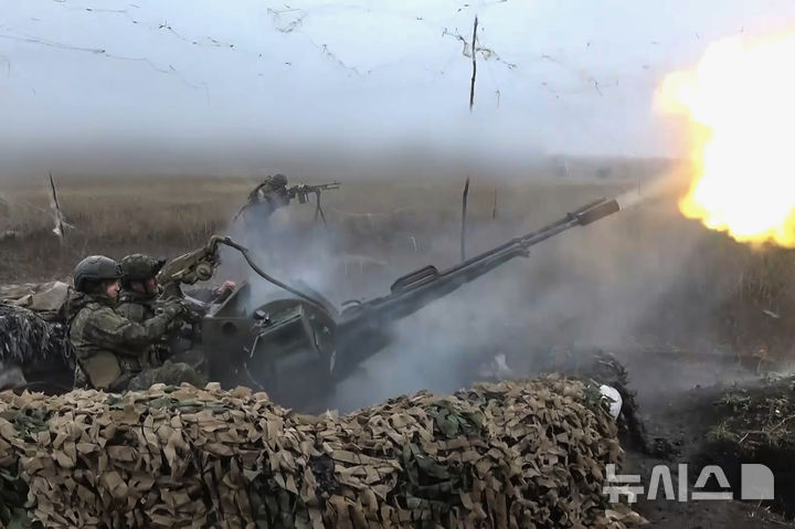 [AP/뉴사스] 러시아 국방부가 7일 제공한 비디오 사진으로 러시아 군이 우크라 전선에서 우크라 드론을 향해 발사하고 있다 