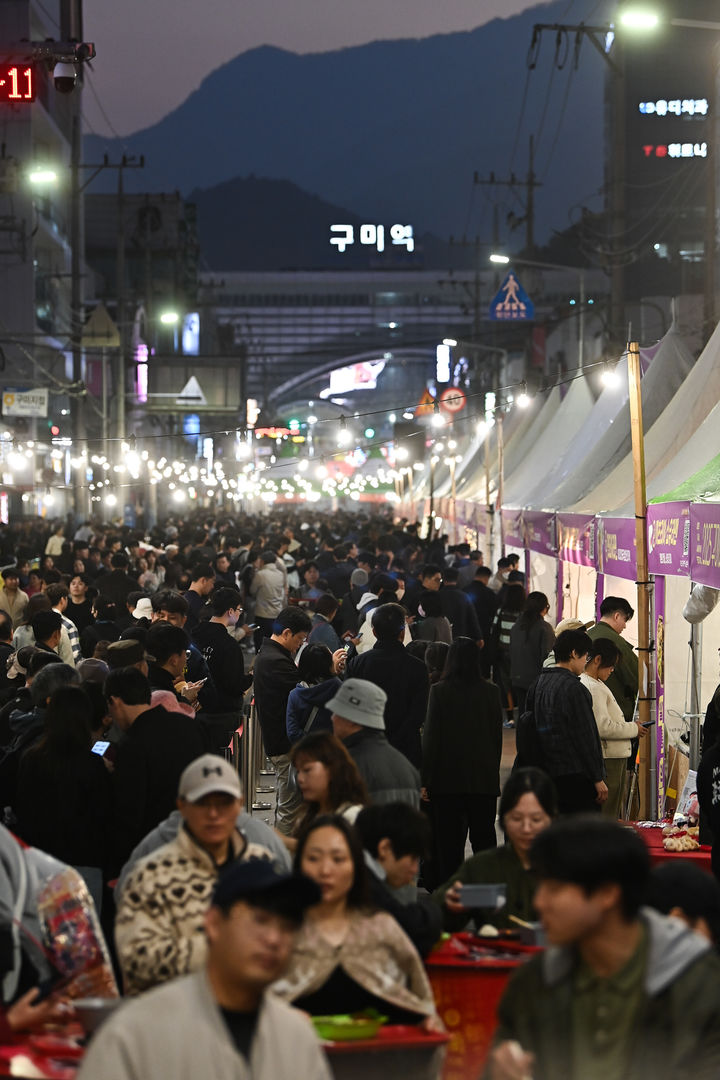 [구미=뉴시스] 박홍식 기자 = 7일 오후 경북 구미시 구미역 일원에서 열린 '2025 구미라면축제'에 많은 인파가 몰려 인산인해를 이루고 있다. 오는 9일까지 열리는 올해 축제는 셰프들이 갓 튀긴 25가지 창의적 요리를 맛볼 수 있다. (사진=구미시 제공) 2025.11.08 photo@newsis.com *재판매 및 DB 금지
