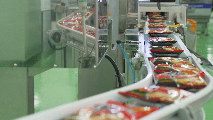 [구미=뉴시스] 지난 7일 경북 농심 구미공장에서 신라면 제품이 생산되고 있는 모습. photo@newsis.com *재판매 및 DB 금지