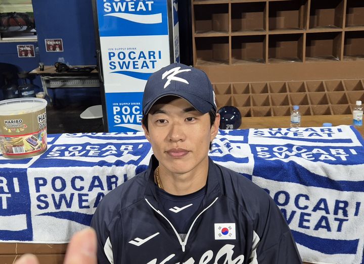 [서울=뉴시스] 문채현 기자 = 야구 국가대표 송성문(키움 히어로즈)이 8일 서울 고척스카이돔에서 열리는 2025 K-베이스볼 시리즈 체코와의 평가전 1차전을 앞두고 취재진과 인터뷰를 하고 있다. 2025.11.08. dal@newsis.com *재판매 및 DB 금지