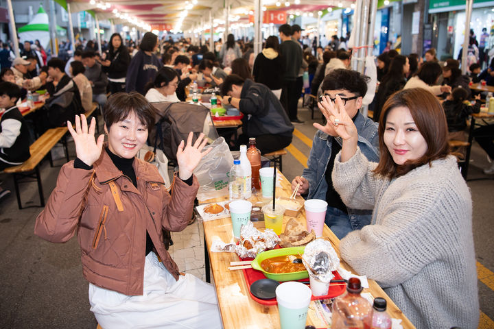[구미=뉴시스] 구미라면축제 즐기는 방문객들. (사진=구미시 제공) 2025.11.08 photo@newsis.com *재판매 및 DB 금지