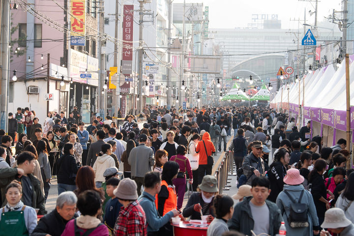 [구미=뉴시스] 구름 안피 몰린 축제장. (사진=구미시 제공) 2025.11.08. photo@newsis.com *재판매 및 DB 금지