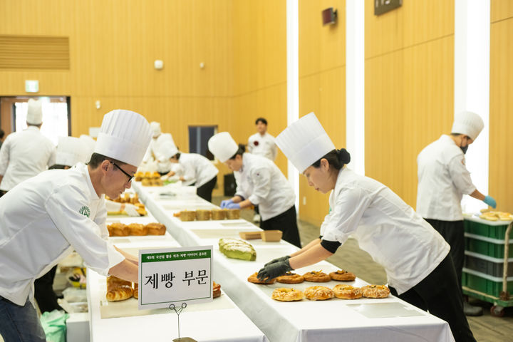 [세종=뉴시스] 농촌진흥청은 지난 6일 전북 전주시 본청에서 2025년 '제9회 국산밀 활용 제과·제빵 아이디어 공모전'을 열고, 올해의 국산 밀 빵·과자를 선정했다고 9일 밝혔다. 사진은 공모전 제품 전시 모습. (사진=농진청 제공) 2025.11.08. photo@newsis.com *재판매 및 DB 금지