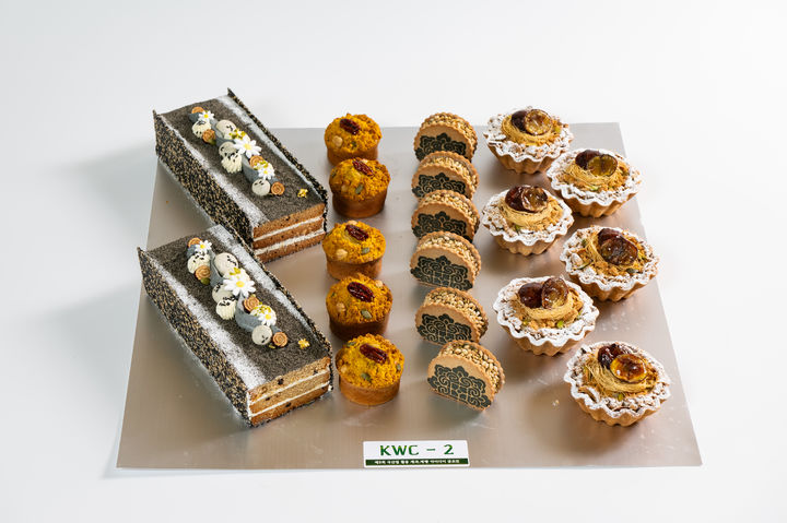 [세종=뉴시스] 사진은 '제9회 국산밀 활용 제과·제빵 아이디어 공모전'에서 제과 부문 최우수상을 획득한 김경선 씨의 '단호박·수수·쑥·메밀·밤 등을 이용한 타르트와 과자' (사진=농촌진흥청 제공) 2025.11.08. photo@newsis.com *재판매 및 DB 금지