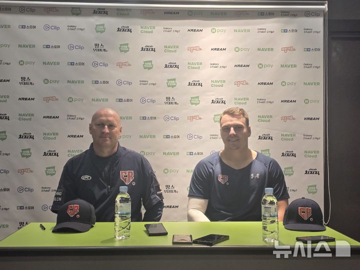 [서울=뉴시스] 김희준 기자 = 체코 야구대표팀의 파벨 하딤 감독(사진 왼쪽)과 주장 마르틴 무지크가 8일 고척스카이돔에서 열리는 한국 야구 대표팀과의 평가전을 앞두고 기자회견을 하고 있다. 2025.11.08jinxijun@newsis.com