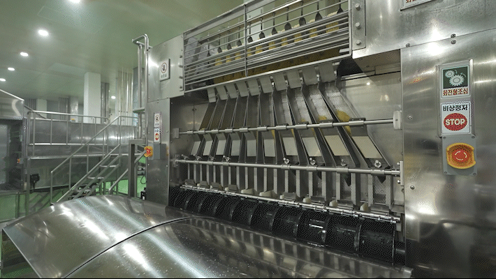 [구미=뉴시스] 지난 7일 경북 농심 구미공장에서 신라면 제품이 생산되고 있는 모습. photo@newsis.com *재판매 및 DB 금지 *재판매 및 DB 금지