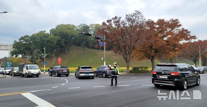 [경주=뉴시스] 국립경주박물관 앞 교차로 교통 관리 현장. (사진=경주경찰서 제공) 2025.11.08. photo@newsis.com 