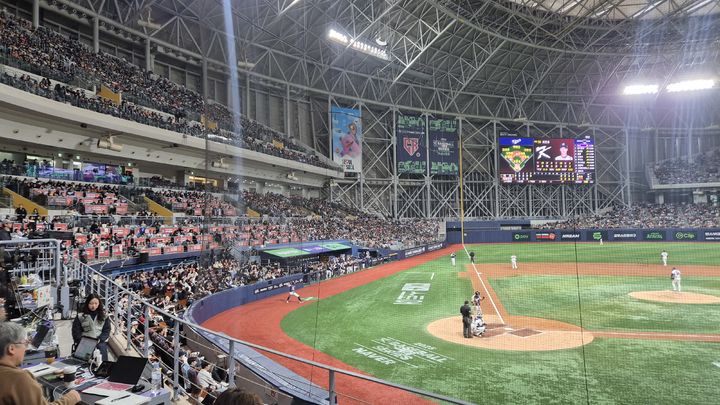 [서울=뉴시스] 문채현 기자 = 8일 서울 고척스카이돔에서 열린 2025 K-베이스볼 시리즈 체코와의 평가전 1차전에 만원 관중이 모였다. 2025.11.08. dal@newsis.com *재판매 및 DB 금지