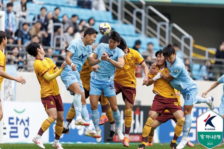[서울=뉴시스]K리그1 대구와 광주의 경기 모습. (사진=한국프로축구연맹 제공)