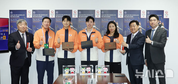 [익산=뉴시스] 김관영 전북특별자치도지사가 8일 익산 원광대학교 문화체육관에서 열린 '익산 빅터 코리아마스터즈 배드민턴선수권대회' 현장을 방문해 김동문 대한배드민턴협회장, 박주봉 감독과 국가대표 선수 안세영·서승재·김원호 선수단을 격려하고 기념사진 촬영을 하고 있다. (사진=전북자치도 제공) 2025.11.08. photo@newsis.com *재판매 및 DB 금지