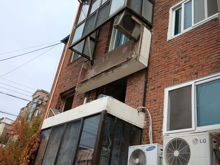 [전주=뉴시스] 8일 낮 12시49분께 전북 전주시 덕진구 인후동의 한 빌라 2층에서 발코니 리모델링 작업을 하던 A(50대)씨가 사다리에서 추락했다. A씨가 작업하던 발코니. (사진=전북도소방본부 제공) 2025.11.08. photo@newsis.com *재판매 및 DB 금지