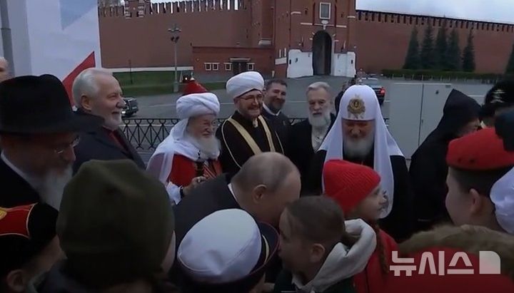 [서울=뉴시스]5일(현지시간) 러시아 모스크바의 붉은 광장에서 만난 블라디미르 푸틴(왼쪽) 러시아 대통령과 11세 소녀 키라 피메노바. (사진 = 인디펜던트 영상 캡처)