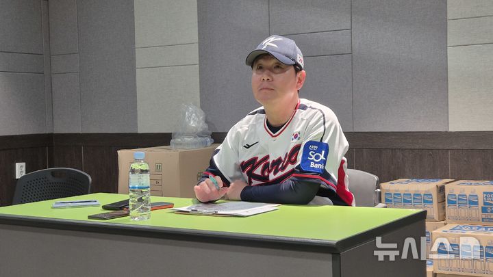 [서울=뉴시스] 문채현 기자 = 류지현 한국 야구 대표팀 감독이 8일 고척스카이돔에서 열린 2025 K-베이스볼 시리즈 체코와의 평가전 1차전에서 3-0으로 승리한 뒤 기자회견을 하고 있다. 2025.11.08dal@newsis.com 