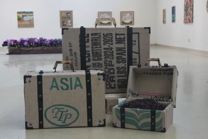 [천안=뉴시스] 최영민 기자 = 지난 6일부터 충남 천안시 안서동 리각미술관에서 열리고 있는 리게더-다시모이다전에 출품된 커피자루를 이용한 작품. 2025.11.08, ymchoi@newsis.com *재판매 및 DB 금지