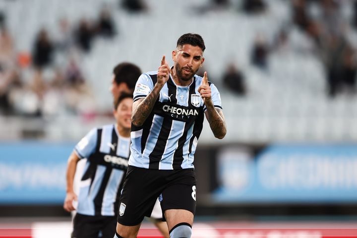 [천안=뉴시스] 천안시티FC 공격수 브루노가 8일 천안종합운동장에서 열린 성남FC와의 K리그2 38라운드에서 득점 후 환호하고 있다. (사진=천안시티FC 제공) 2025.11.08 photo@newsis.com *재판매 및 DB 금지