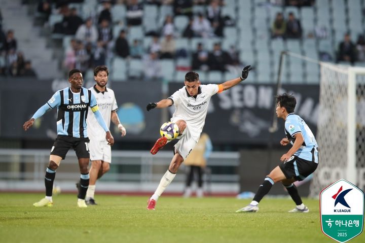 [천안=뉴시스] 천안시티FC와 성남FC의 경기 모습. (사진=한국프로축구연맹 제공) 2025.11.08 photo@newsis.com *재판매 및 DB 금지