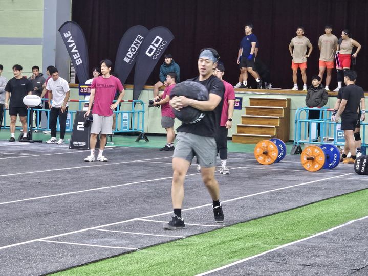 [광명=뉴시스] 김덕진 기자=8일 배틀크루 챔피언십 경기가 열리는 경기 광명시민체육관에서 한 크루원이 3 샌드백 캐리를 하고 있다. 2025.11.08. spark@newsis.com *재판매 및 DB 금지