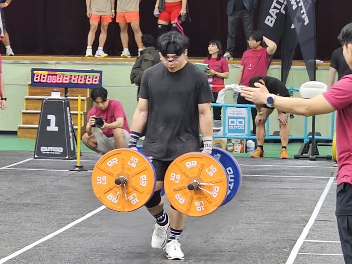 [광명=뉴시스] 김덕진 기자=8일 배틀크루 챔피언십 경기가 열리는 경기 광명시민체육관에서 한 크루원이 파머스 캐리를 하고 있다. 2025.11.08. spark@newsis.com *재판매 및 DB 금지