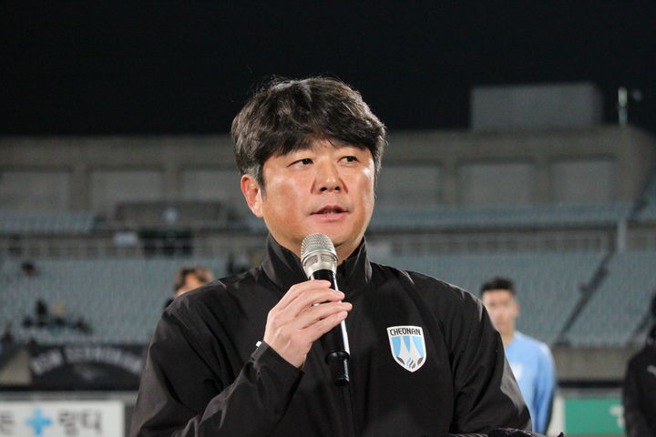 [천안=뉴시스] 최영민 기자=천안시티FC 조성용 감독대행이 8일 천안종합운동장에서 열린 성남FC전이 끝난 후 팬들에게 인사말을 하고 있다. 2025.11.08 ymchoi@newsis.com *재판매 및 DB 금지