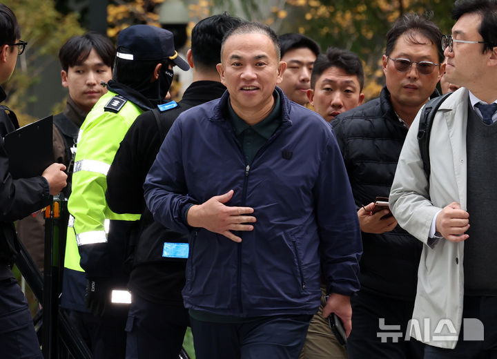 [서울=뉴시스] 이영환 기자 = 명태균 씨가 8일 오전 서울 종로구 KT광화문 웨스트빌딩에 마련된 김건희 여사 관련 의혹을 수사하는 민중기 특별검사 사무실에서 진행되는 소환조사에 출석하고 있다. 2025.11.08. 20hwan@newsis.com