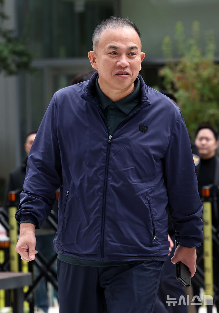 [서울=뉴시스] 이영환 기자 = 명태균 씨가 지난해 11월 8일 오전 서울 종로구 KT광화문 웨스트빌딩에 마련된 김건희 여사 관련 의혹을 수사하는 민중기 특별검사 사무실에서 진행되는 소환조사에 출석하고 있다. 2026.03.19. 20hwan@newsis.com