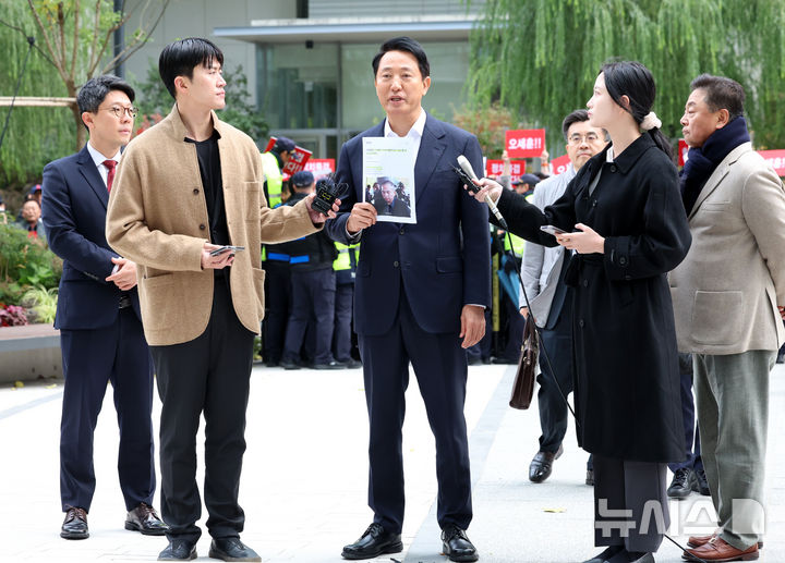 [서울=뉴시스] 이영환 기자 = 오세훈 서울시장이 8일 오전 서울 종로구 KT광화문 웨스트빌딩에 마련된 김건희 여사 관련 의혹을 수사하는 민중기 특별검사 사무실에서 진행되는 소환조사에 출석하며 발언하고 있다. 2025.11.08. 20hwan@newsis.com