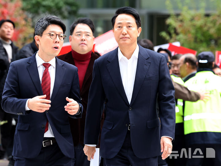 [서울=뉴시스] 이영환 기자 = 오세훈 서울시장이 8일 오전 서울 종로구 KT광화문 웨스트빌딩에 마련된 김건희 여사 관련 의혹을 수사하는 민중기 특별검사 사무실에서 진행되는 소환조사에 출석하고 있다. 2025.11.08. 20hwan@newsis.com