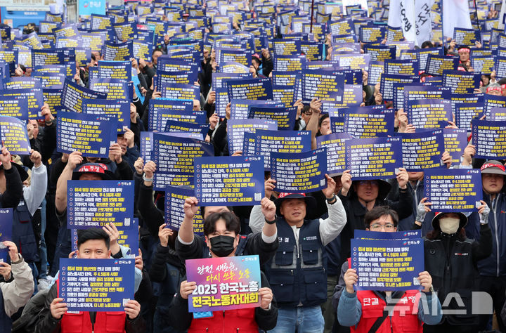 [서울=뉴시스] 이영환 기자 = 8일 오후 서울 영등포구 여의대로에서 열린 2025 한국노총 전국노동자대회에서 참석자들이 구호를 외치고 있다. 2025.11.08. 20hwan@newsis.com