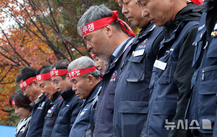 [서울=뉴시스] 이영환 기자 = 김동명 한국노총 위원장이 8일 오후 서울 영등포구 여의대로에서 열린 2025 한국노총 전국노동자대회에서 민중의례를 하고 있다. 2025.11.08. 20hwan@newsis.com