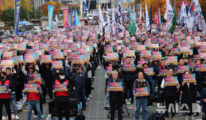 [서울=뉴시스] 이영환 기자 = 8일 오후 서울 영등포구 여의대로에서 열린 2025 한국노총 전국노동자대회에서 참석자들이 구호를 외치고 있다. 2025.11.08. 20hwan@newsis.com