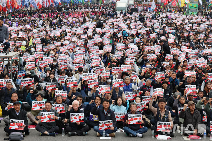 [서울=뉴시스] 권창회 기자 = 양경수 전국민주노동조합총연맹 위원장을 비롯한 조합원들이 8일 서울 중구 동대문디자인플라자(DDP) 인근에서 열린 '전태일 열사 정신계승 2025 전국노동자대회'에서 구호를 외치고 있다. 2025.11.08. kch0523@newsis.com