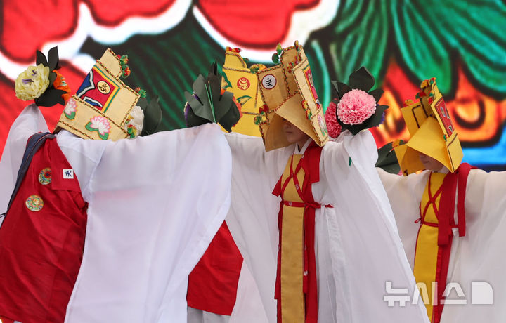 [서울=뉴시스] 권창회 기자 = 8일 서울 광화문광장에서 한국불교태고종 주최 제4회 태고종 영산재가 열리고 있다.영산재는 사람이 죽은 지 49일째 되는 날에 지내는 제사인 49재의 한 형태이며 영혼이 불교를 믿고 의지함으로써 극락왕생하게 하는 의식이다. 석가모니가 영취산에서 행한 설법 회상인 영산회상을 재현한다는 상징적인 의미를 담고 있다. 2025.11.08. kch0523@newsis.com