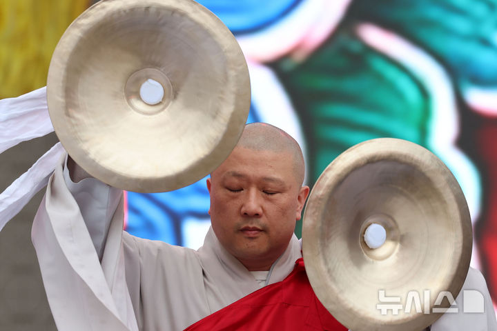 [서울=뉴시스] 권창회 기자 = 8일 서울 광화문광장에서 한국불교태고종 주최 제4회 태고종 영산재가 열리고 있다.영산재는 사람이 죽은 지 49일째 되는 날에 지내는 제사인 49재의 한 형태이며 영혼이 불교를 믿고 의지함으로써 극락왕생하게 하는 의식이다. 석가모니가 영취산에서 행한 설법 회상인 영산회상을 재현한다는 상징적인 의미를 담고 있다. 2025.11.08. kch0523@newsis.com
