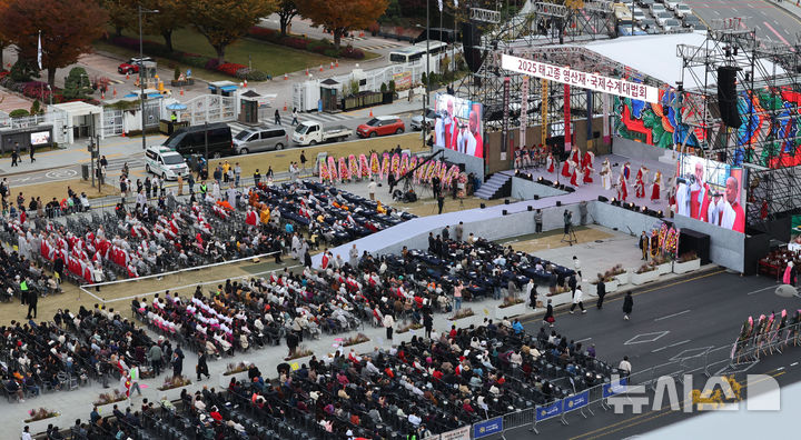 [서울=뉴시스] 권창회 기자 = 8일 서울 광화문광장에서 한국불교태고종 주최 제4회 태고종 영산재가 열리고 있다. 영산재는 사람이 죽은 지 49일째 되는 날에 지내는 제사인 49재의 한 형태이며 영혼이 불교를 믿고 의지함으로써 극락왕생하게 하는 의식이다. 석가모니가 영취산에서 행한 설법 회상인 영산회상을 재현한다는 상징적인 의미를 담고 있다. 2025.11.08. kch0523@newsis.com