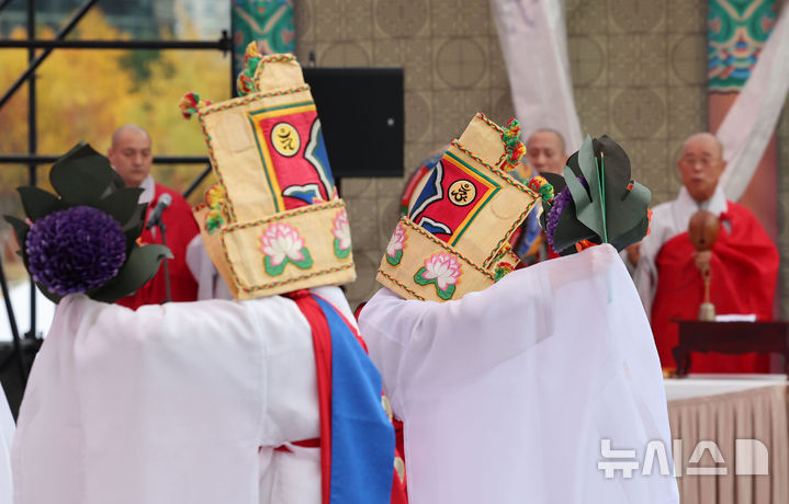 [서울=뉴시스] 권창회 기자 = 8일 서울 광화문광장에서 한국불교태고종 주최 제4회 태고종 영산재가 열리고 있다. 영산재는 사람이 죽은 지 49일째 되는 날에 지내는 제사인 49재의 한 형태이며 영혼이 불교를 믿고 의지함으로써 극락왕생하게 하는 의식이다. 석가모니가 영취산에서 행한 설법 회상인 영산회상을 재현한다는 상징적인 의미를 담고 있다. 2025.11.08. kch0523@newsis.com