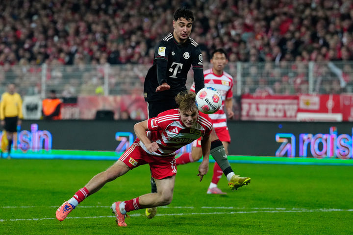 [베를린=AP/뉴시스] 독일 프로축구 분데스리가 우니온 베를린의 정우영이 8일(현지 시간) 바이에른 뮌헨전에 교체 출전해, 뒤에서 양 팀 선수의 경합을 바라보고 있다. 2025.11.08.