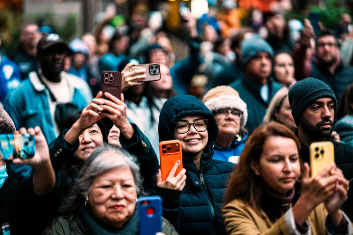 [뉴욕=AP/뉴시스] 8일(현지 시간) 미국 뉴욕의 록펠러센터 광장에서 시민들이 올해의 크리스마스트리 설치 작업을 즐겁게 지켜보고 있다. 이 나무는 지난 6일 뉴욕주 이스트 그린부시에서 러스 가족이 기증한 노르웨이 가문비나무로 높이 약 23m, 무게 11톤에 달한다. 록펠러센터 크리스마스트리 점등식은 12월 3일에 열린다. 2025.11.09.