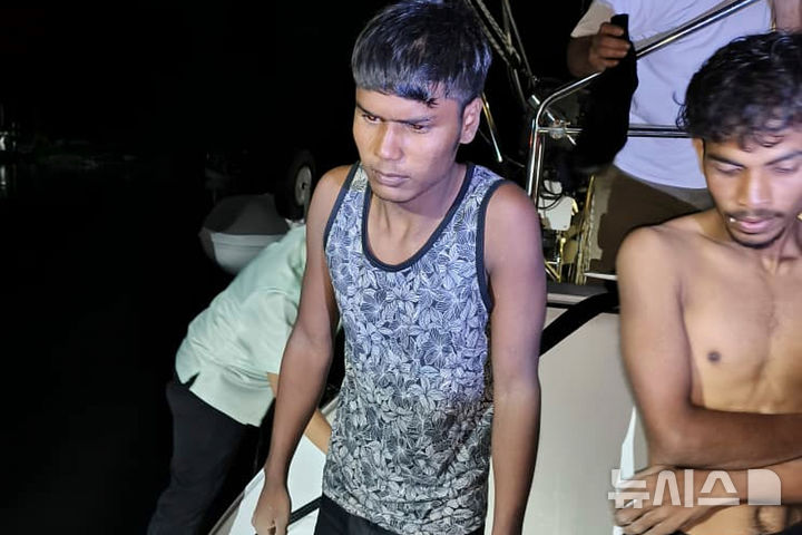 [AP/뉴시스] 말레이시아 해상경찰이 배포한 사진으로 8일 말레이시아 랑카위 섬 근해에서 요트에 의해 발견 구조된 이주시도자