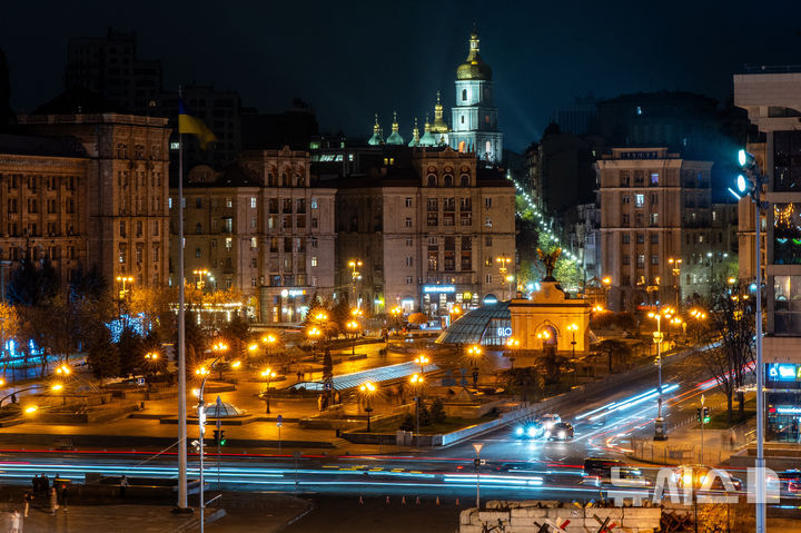 [AP/뉴시스] 8일 우크라 수도 키이우의 독립광장 부근 야경