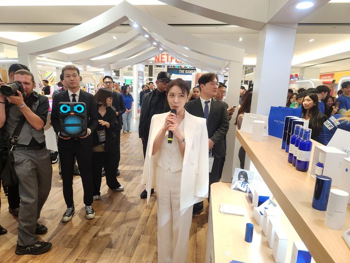 [뉴저지=뉴시스] 하지원 배우가 지난 7일(현지시간) 미국 뉴저지주 아메리칸드림몰에서 열린 '2025 뉴욕 한류박람회'에 홍보대사로 참가해 자신의 K-뷰티 브랜드를 소개하고 있다. 2025.11.09 photo@newsis.com *재판매 및 DB 금지