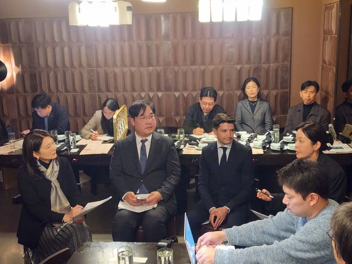 [뉴저지=뉴시스] 지난 7일(현지시간) 미국 뉴저지주 아메리칸드림몰에서 열린 '2025 뉴욕 한류박람회' 한류 인사이트 세션에서 김숙영 UCLA 교수(가운데 왼쪽부터)와 이상윤 코트라(KOTRA) 한류PM, 세르히오 비나이 넷플릭스 글로벌어페어즈 디렉터, 이승은 국립박물관문화재단 상품유통전략팀 차장이 한류 산업에 대해 토론하고 있다. 2025.11.09 photo@newsis.com *재판매 및 DB 금지